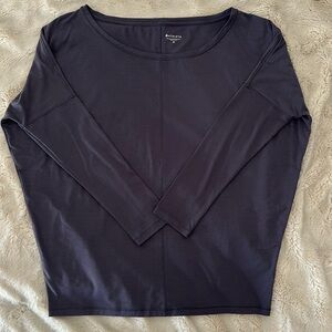 Used 1x. Color is a dark purple. Size medium.